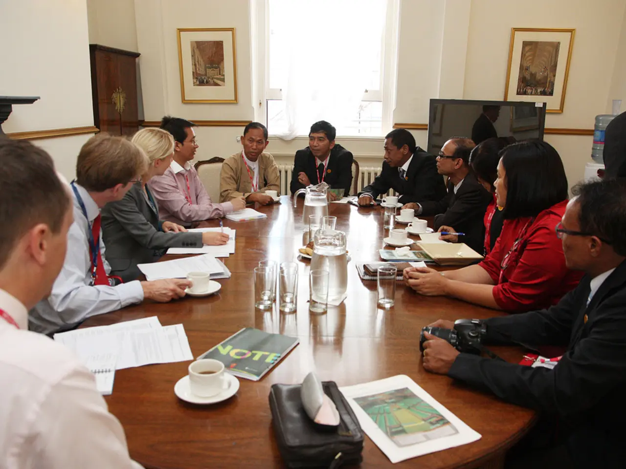 Uncovering Advantages in Unscripted Encounters with Strangers